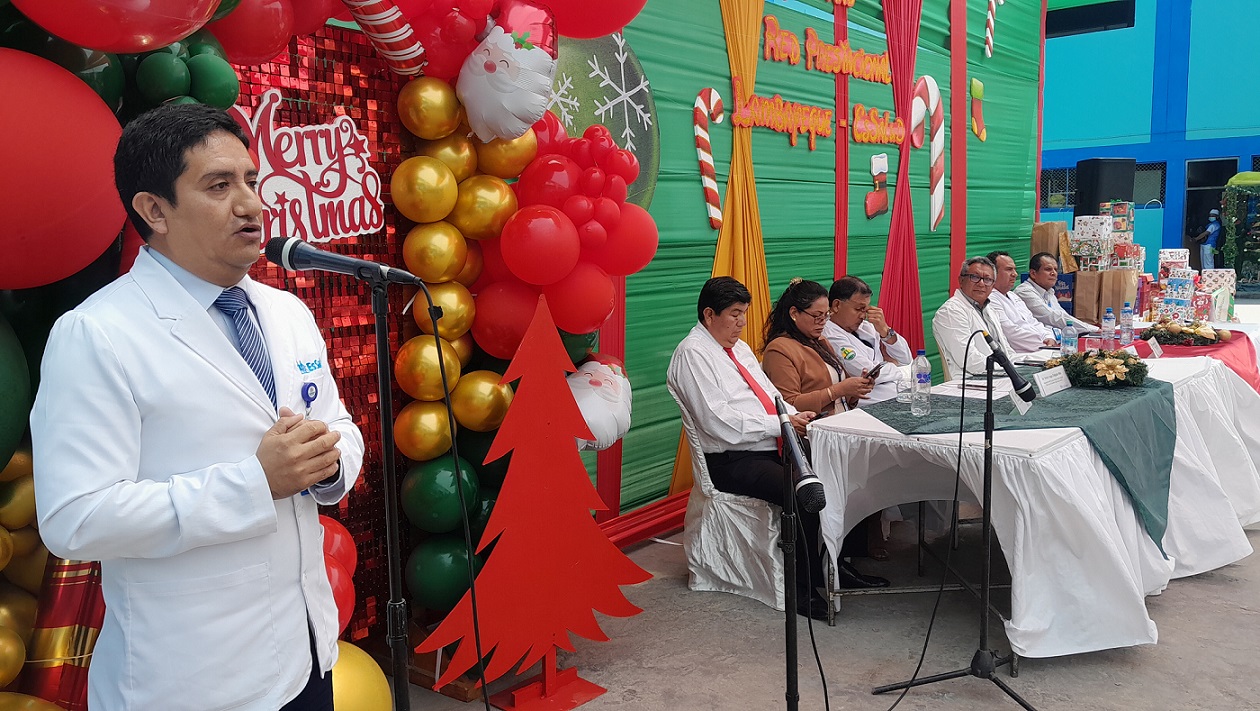 Personal del hospital Almanzor Aguinaga reafirma su compromiso en celebración navideña